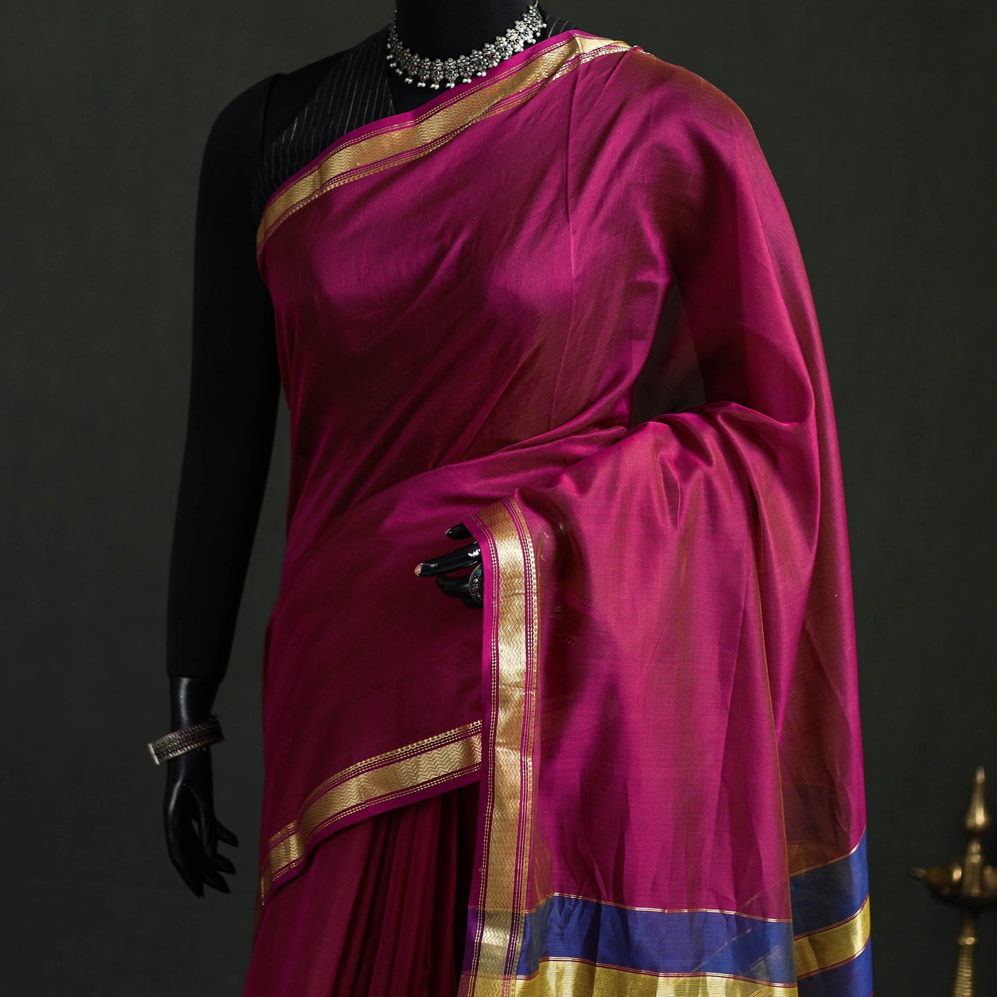 Handloom Zari Border Maheshwari Silk Saree 08