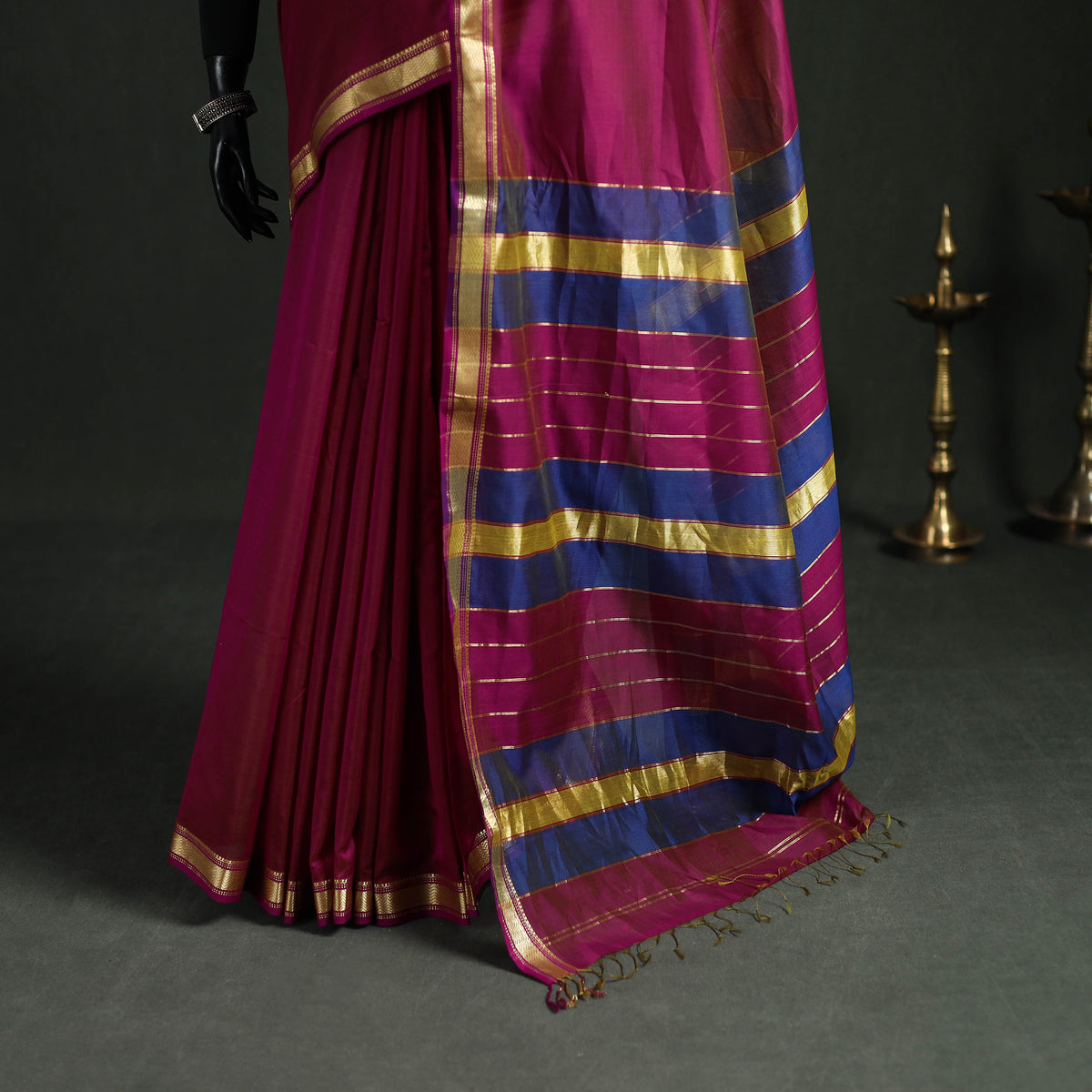 Handloom Zari Border Maheshwari Silk Saree 08
