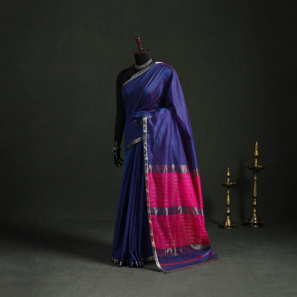 Handloom Zari Border Maheshwari Silk Saree 09