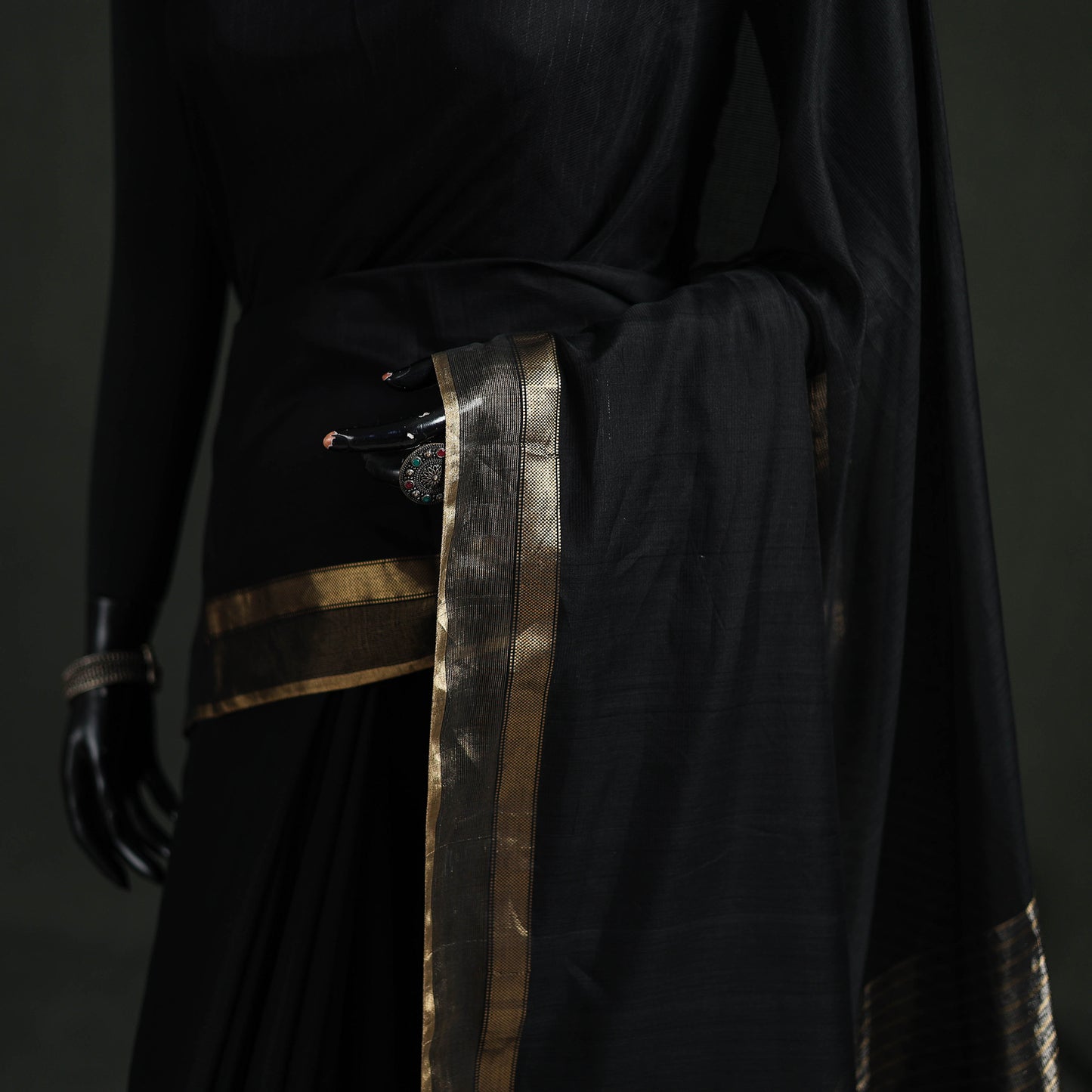 Handloom Zari Border Maheshwari Silk Saree 12