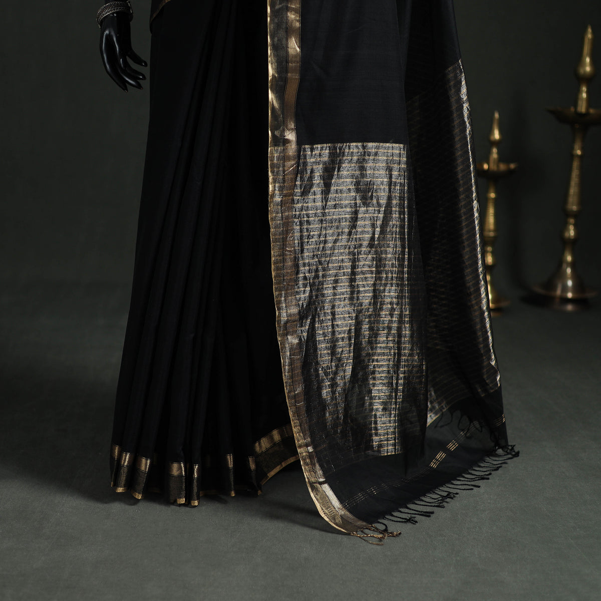 Handloom Zari Border Maheshwari Silk Saree 12