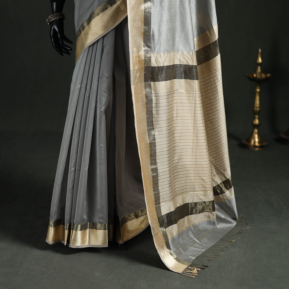 Handloom Zari Border Maheshwari Silk Saree 13