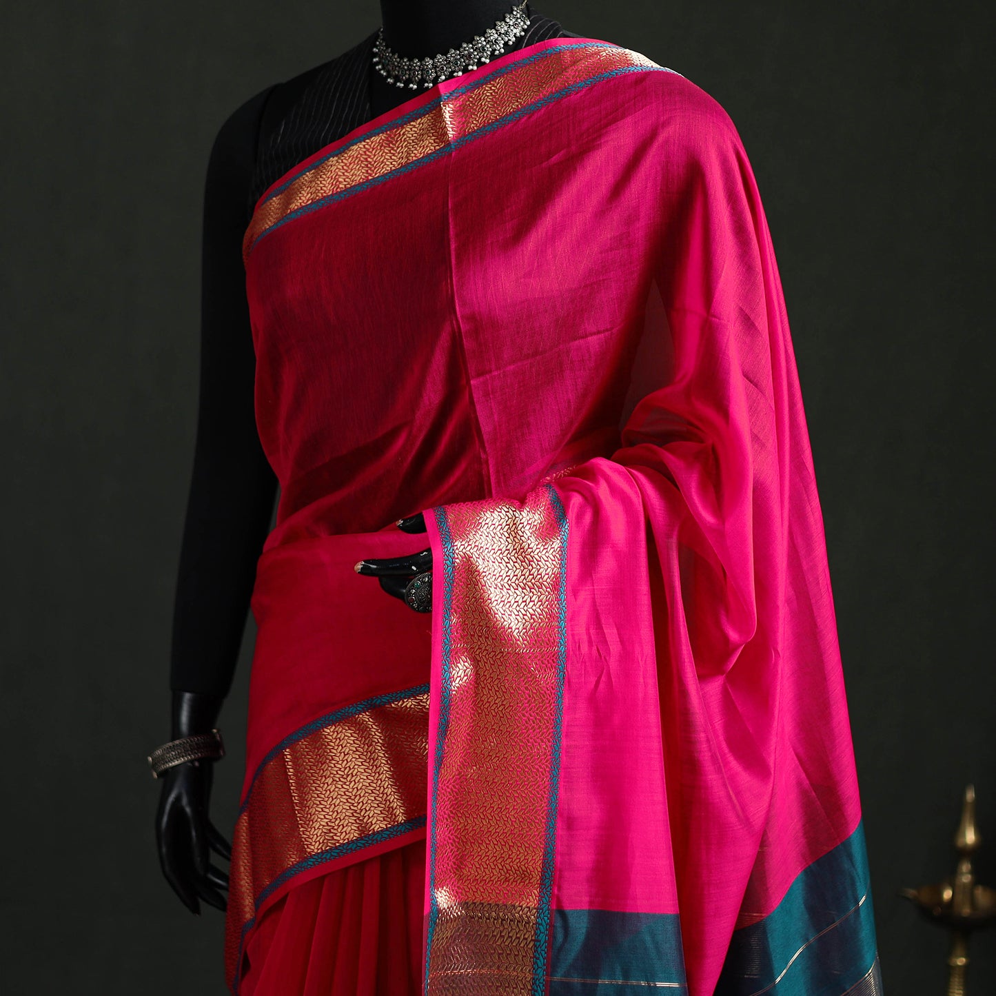 Handloom Zari Border Maheshwari Silk Saree 17