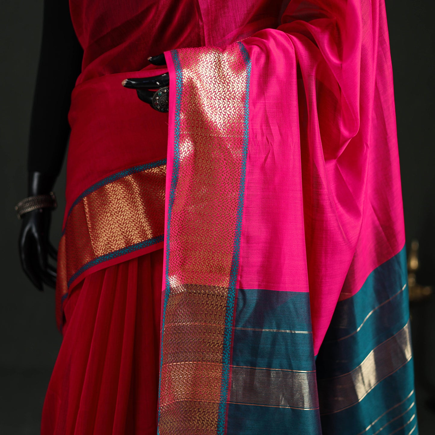 Handloom Zari Border Maheshwari Silk Saree 17