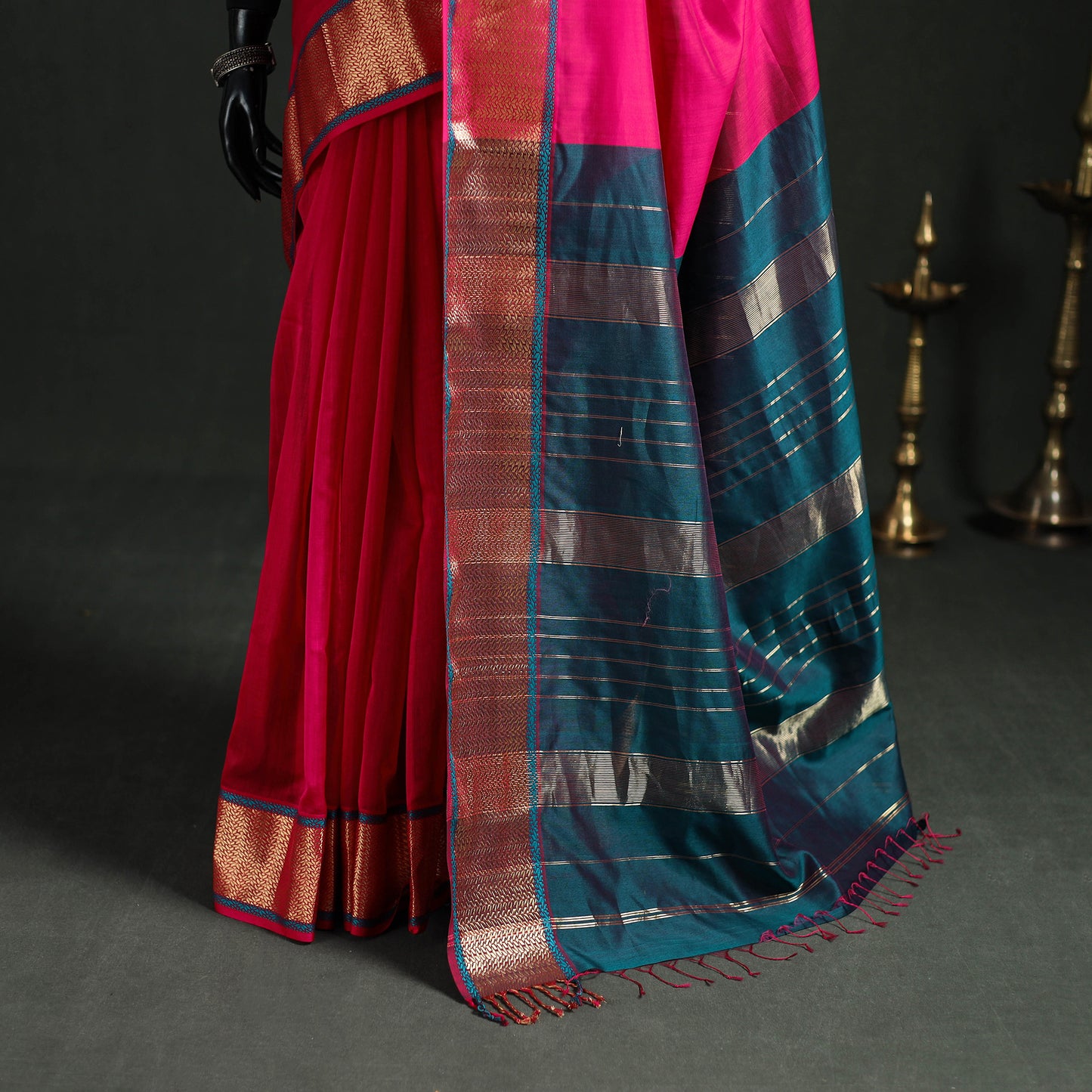 Handloom Zari Border Maheshwari Silk Saree 17