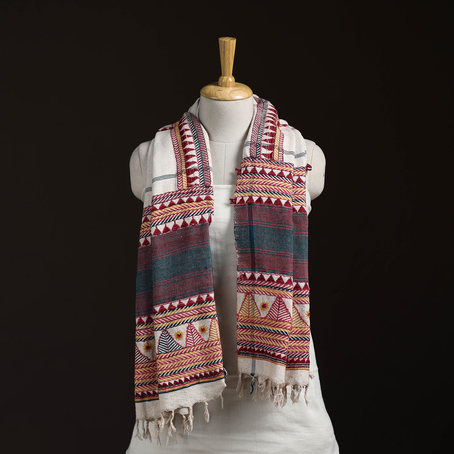 Orissa Tribal Kapadaganda Hand Embroidered Pure Handwoven Cotton Stole 24