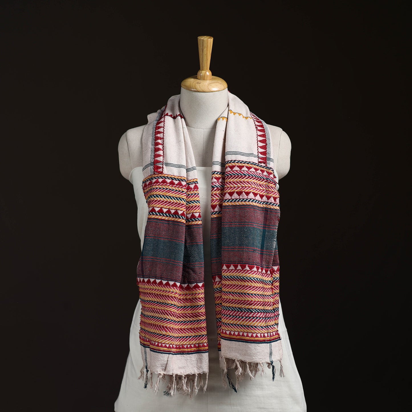 Orissa Tribal Kapadaganda Hand Embroidered Pure Handwoven Cotton Stole 43