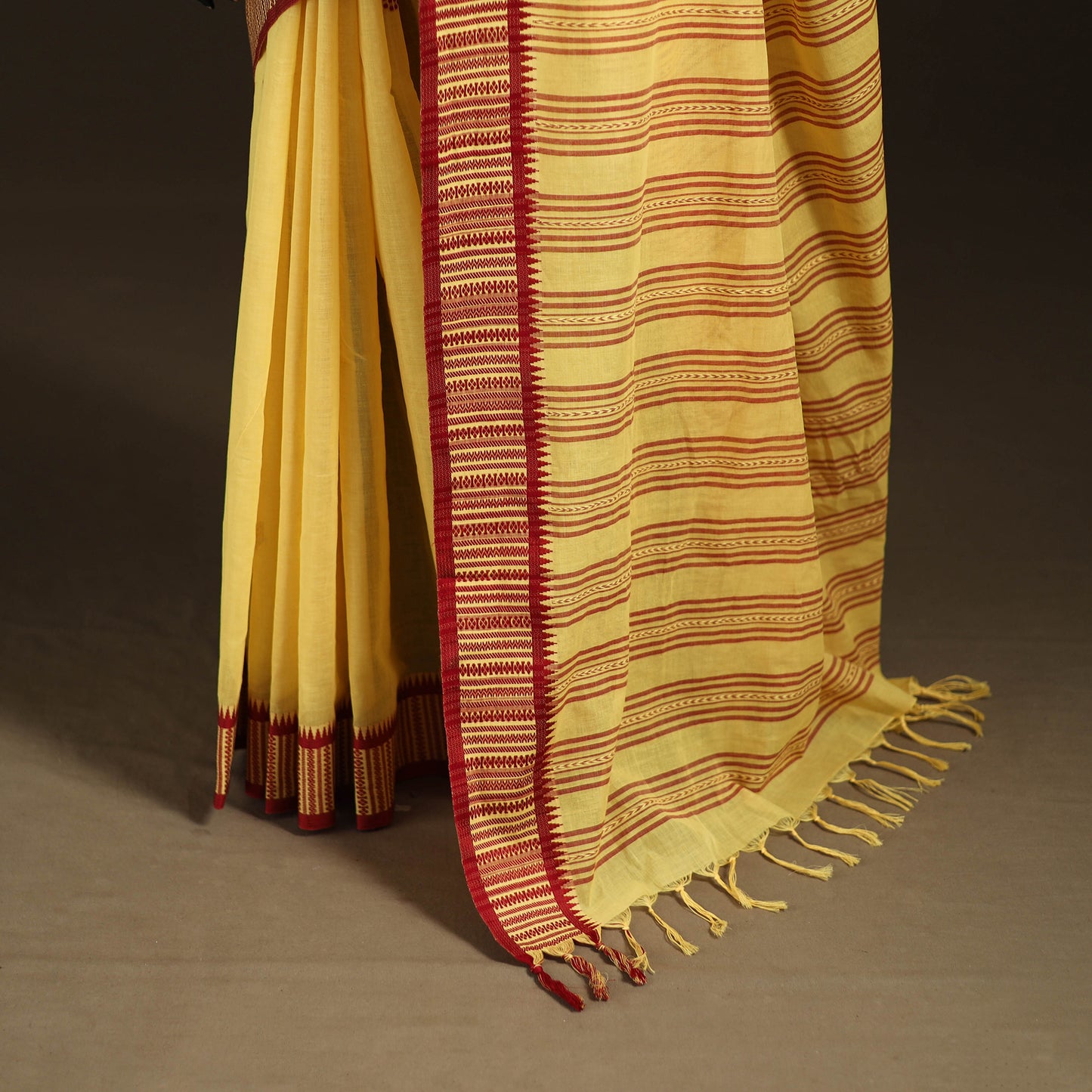 Bengal Handwoven Cotton Dot Buti Begumpuri Saree 05