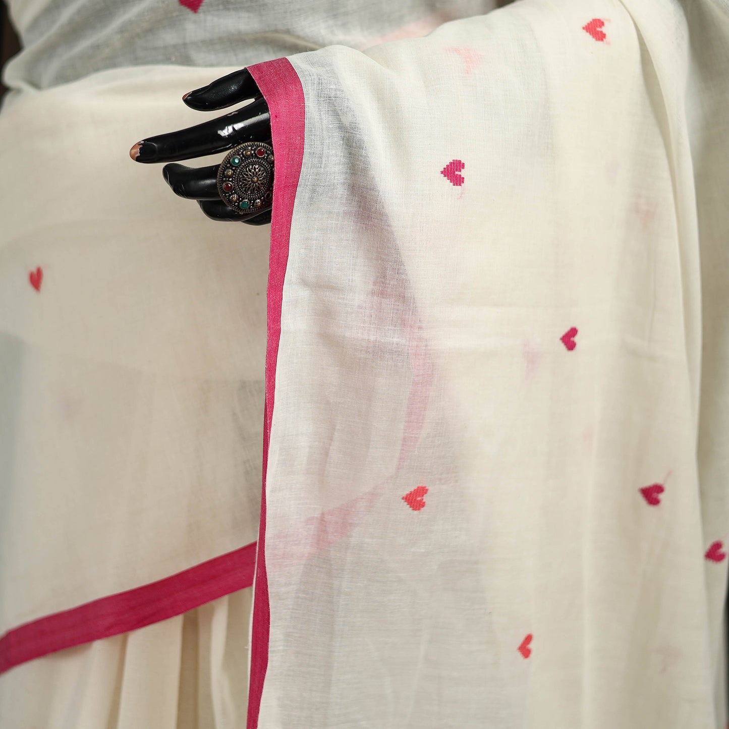 Bengal Handwoven Cotton Heart Buti Begumpuri Saree with Blouse Piece 06