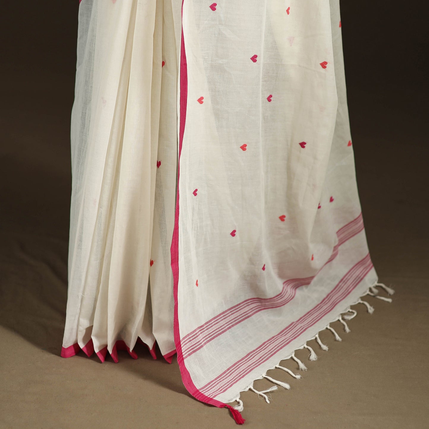 Bengal Handwoven Cotton Heart Buti Begumpuri Saree with Blouse Piece 06