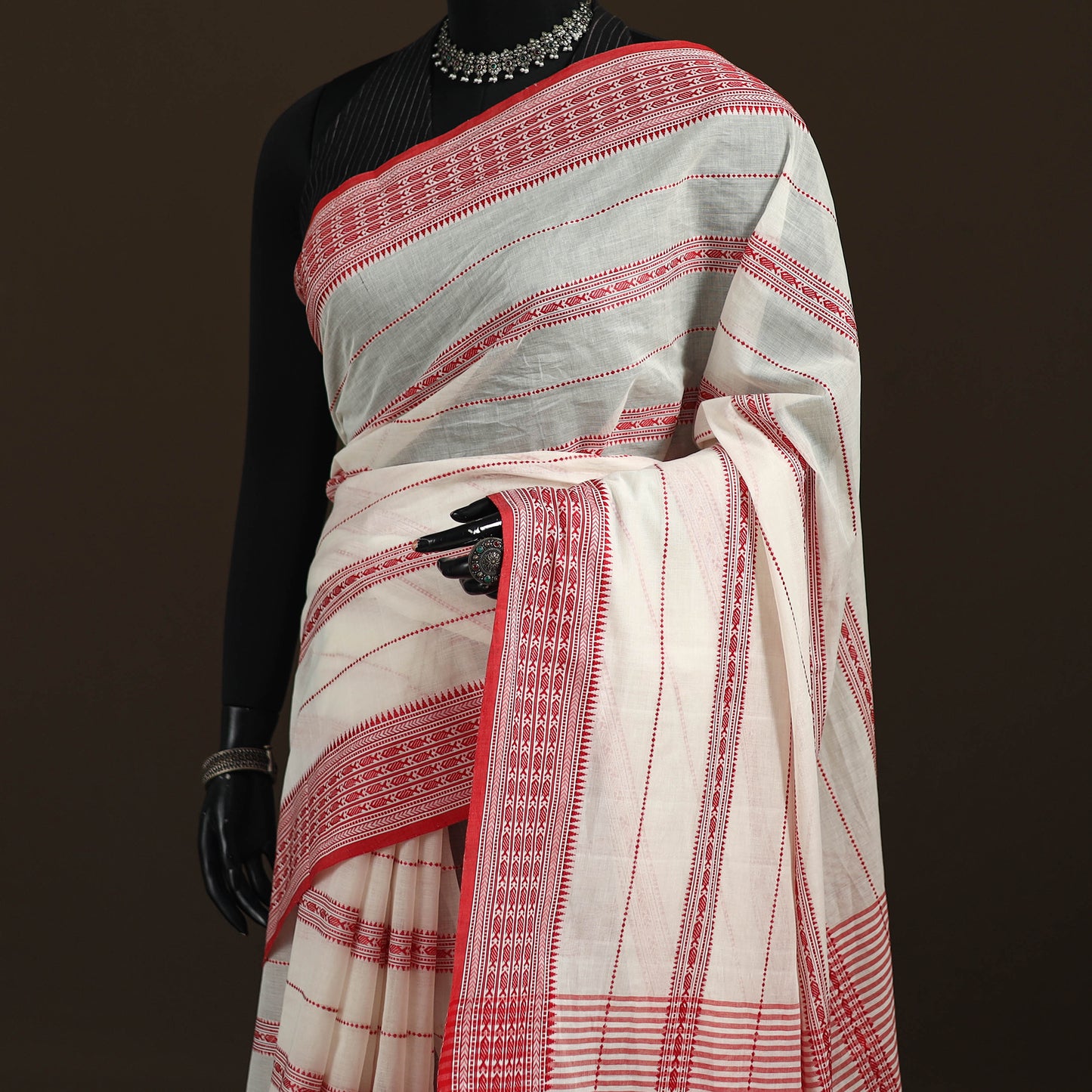 Bengal Handwoven Cotton Fish Buti Begumpuri Saree with Blouse Piece 09