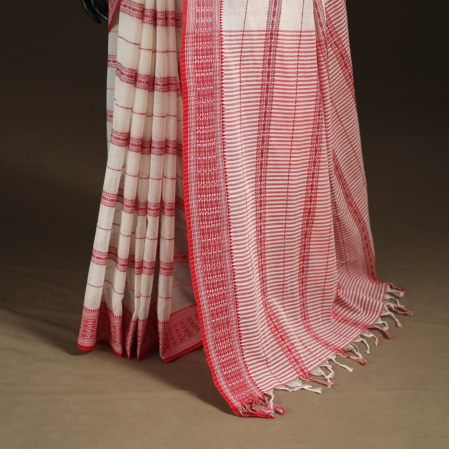 Bengal Handwoven Cotton Fish Buti Begumpuri Saree with Blouse Piece 09