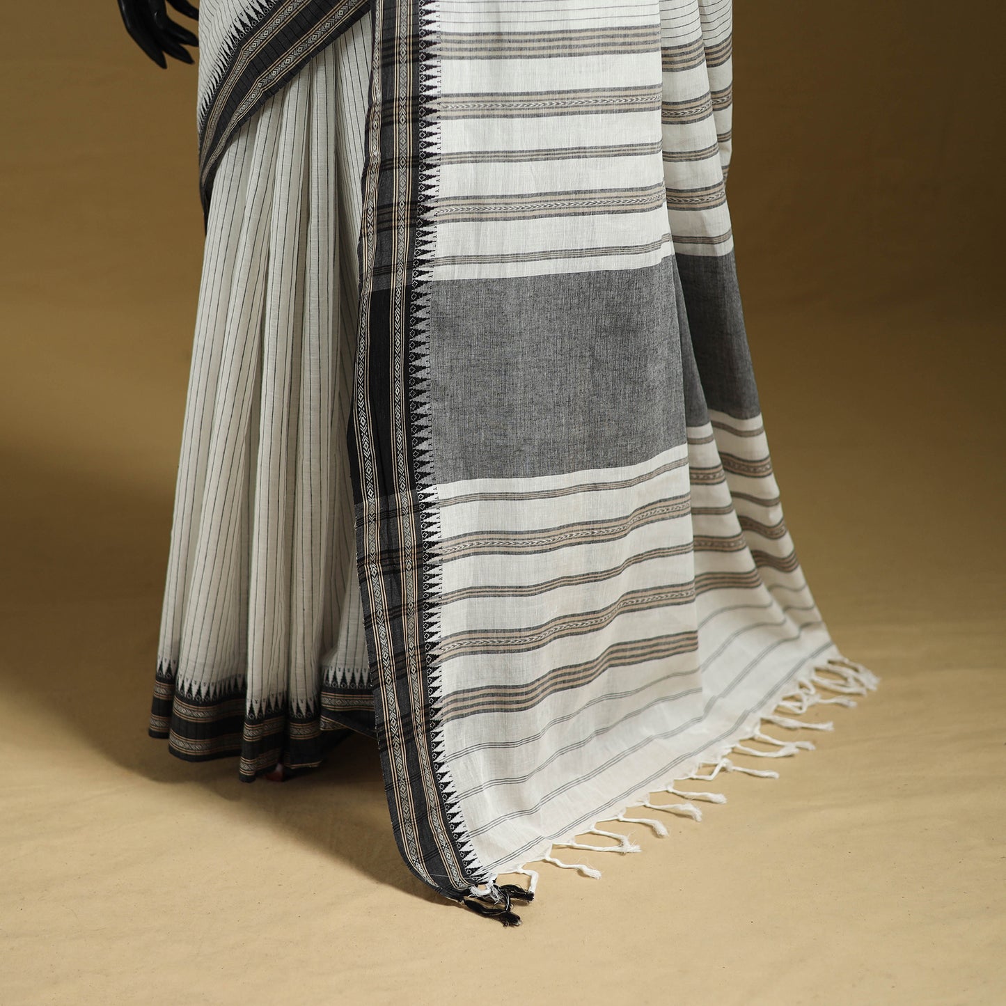 White - Bengal Handwoven Cotton Begumpuri Saree 06