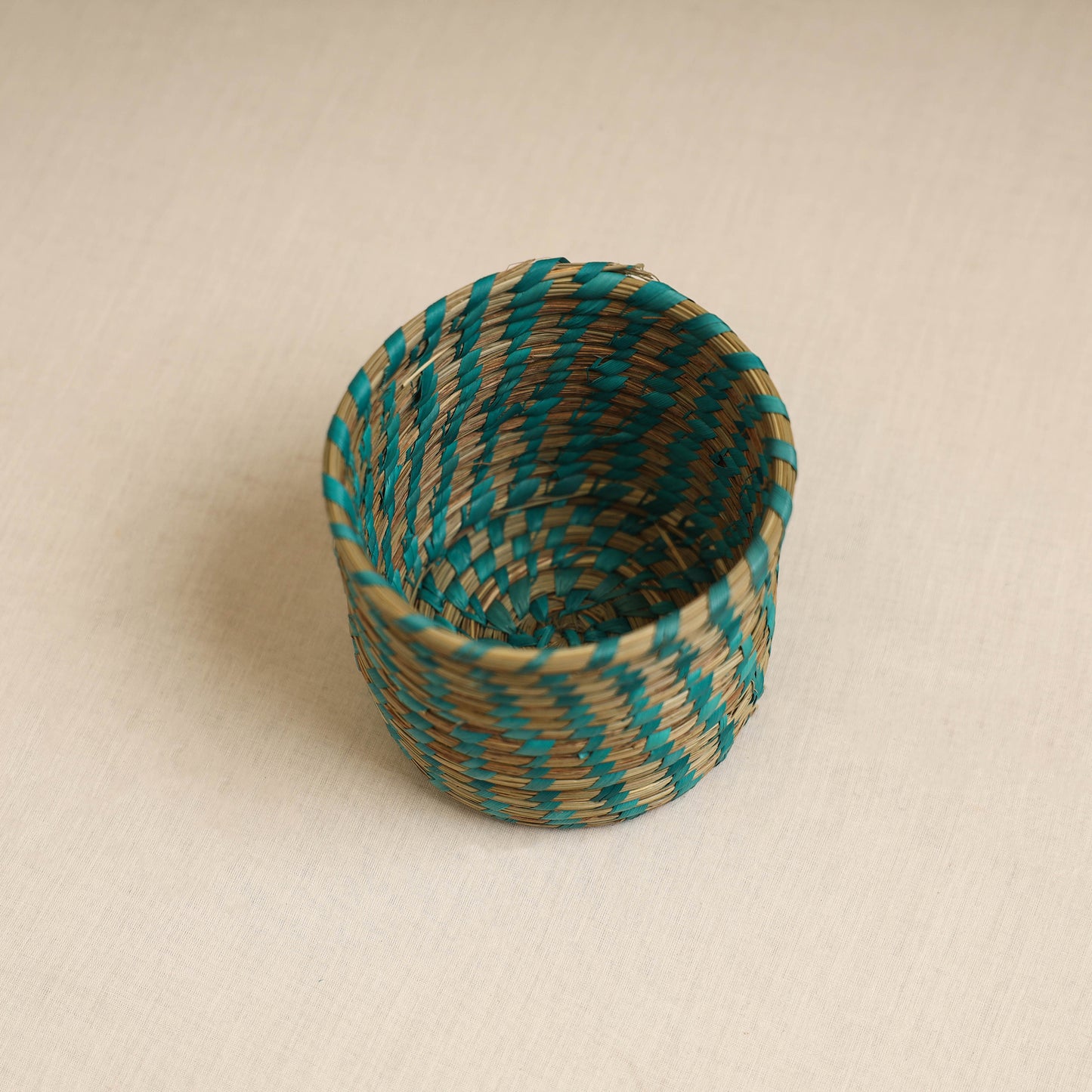 Handcrafted Eco-Friendly Sabai Grass Pen Stand 02