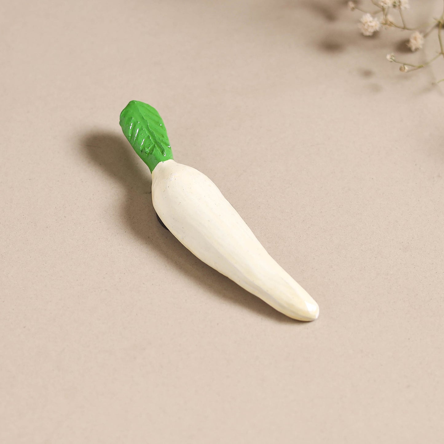 Radish - handpainted terracotta magnet 05 - handcrafted