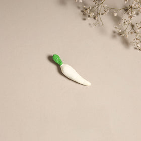 Radish - handpainted terracotta magnet 05 - handcrafted