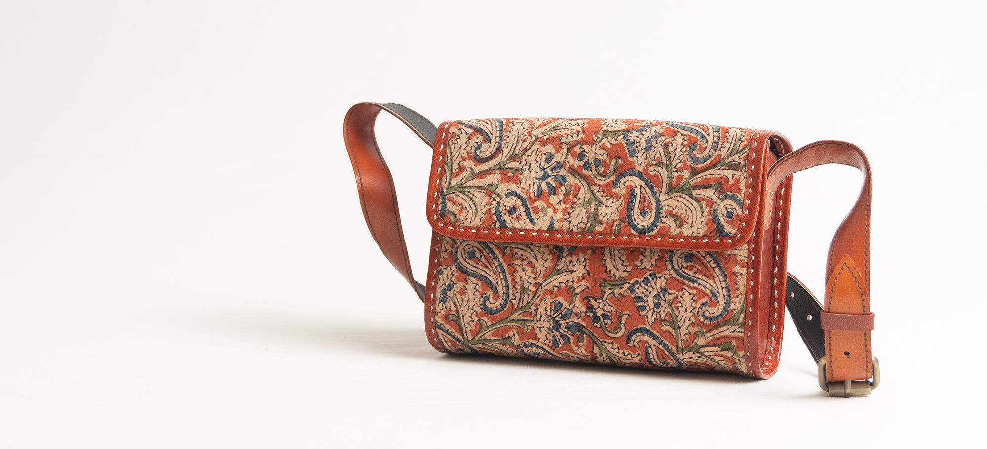Saran Jute Bags - Kalamkari Jute Lunch Bag, jute bag for carrying lunch box  it or can be carried while going out. Bag has half kalamkari patch on both  sides and a