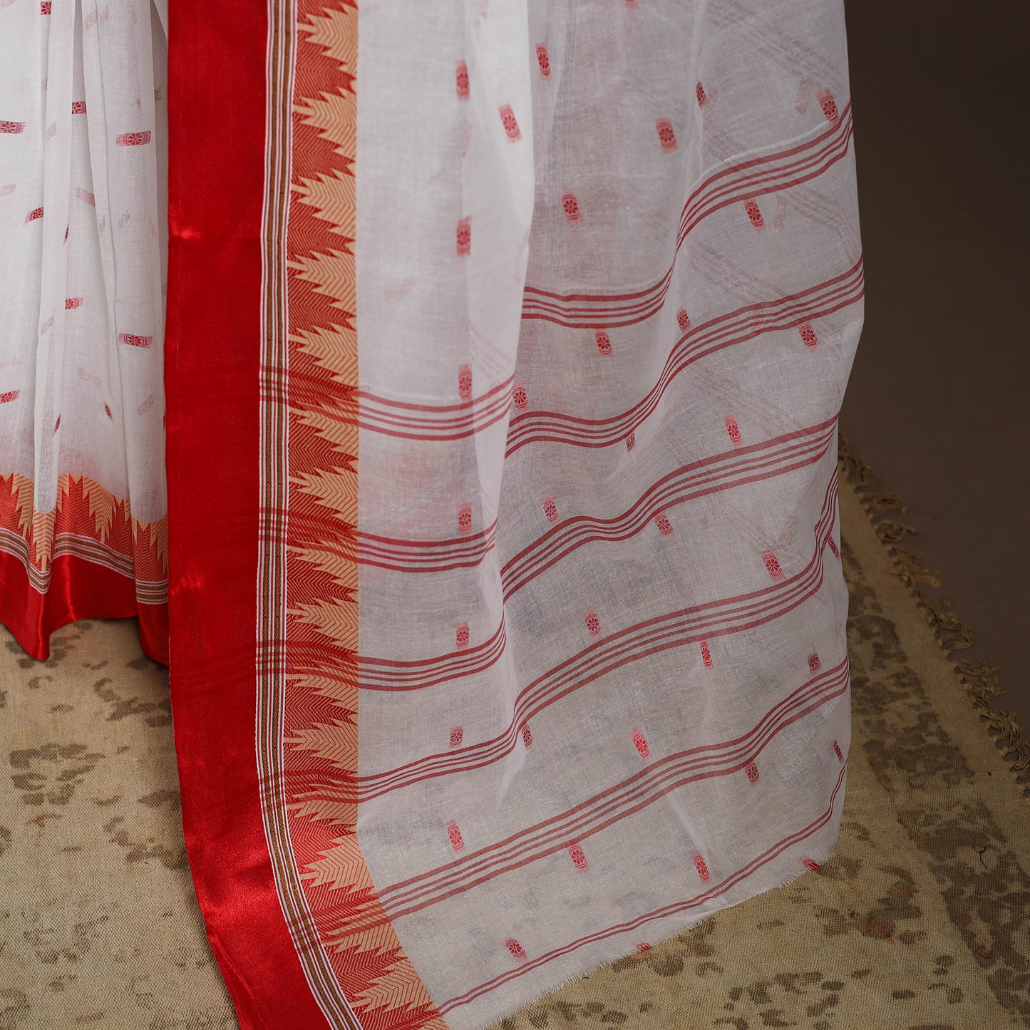 White - handloom cotton phulia jamdani saree 03