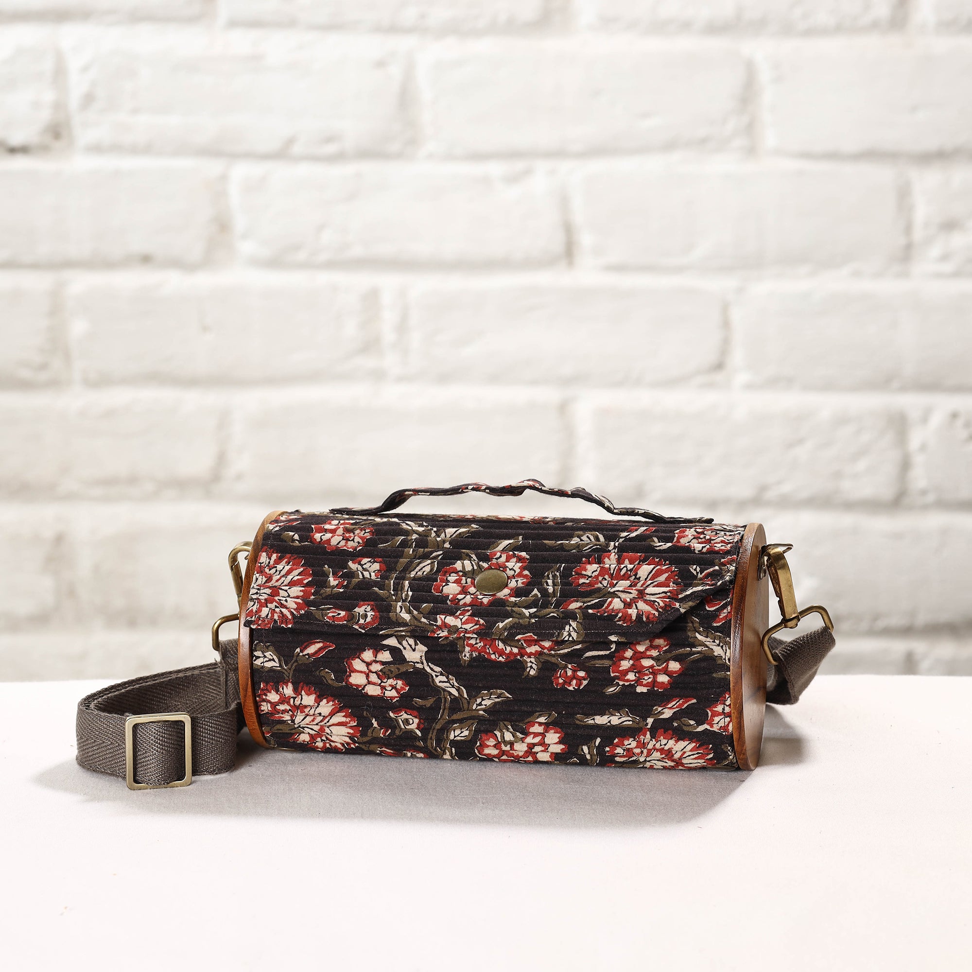 Buy DIY Round Sling Bag / Clutch With Changeable Sleeve Online at  iTokri.com by LUKKA CHUPPI l iTokri आई.टोकरी