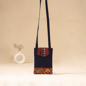 Srikalahasti Handpainted Kalamkari Sling Bag by Dwarka Plus 10