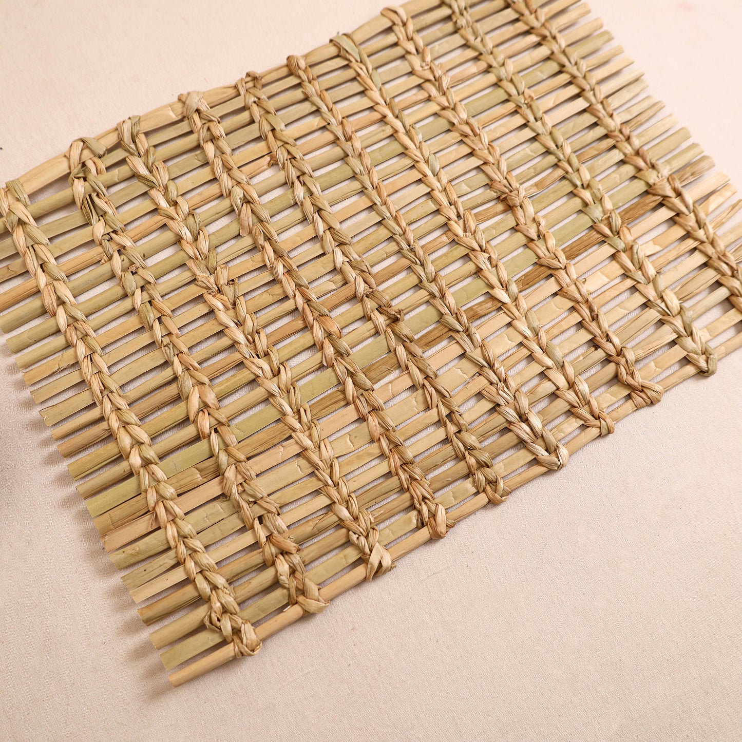 Greenkraft Handcrafted Natural Grass Dining Table Mat (16 x 12 in) 05