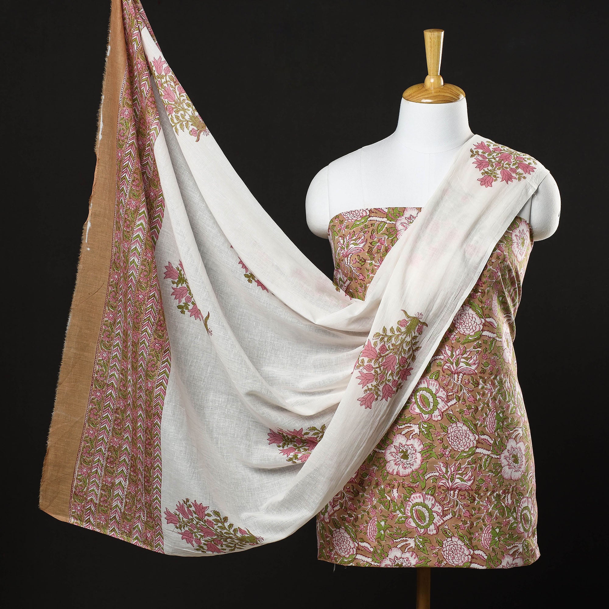 India rajasthan pushkar textile fabric hi-res stock photography and images  - Alamy