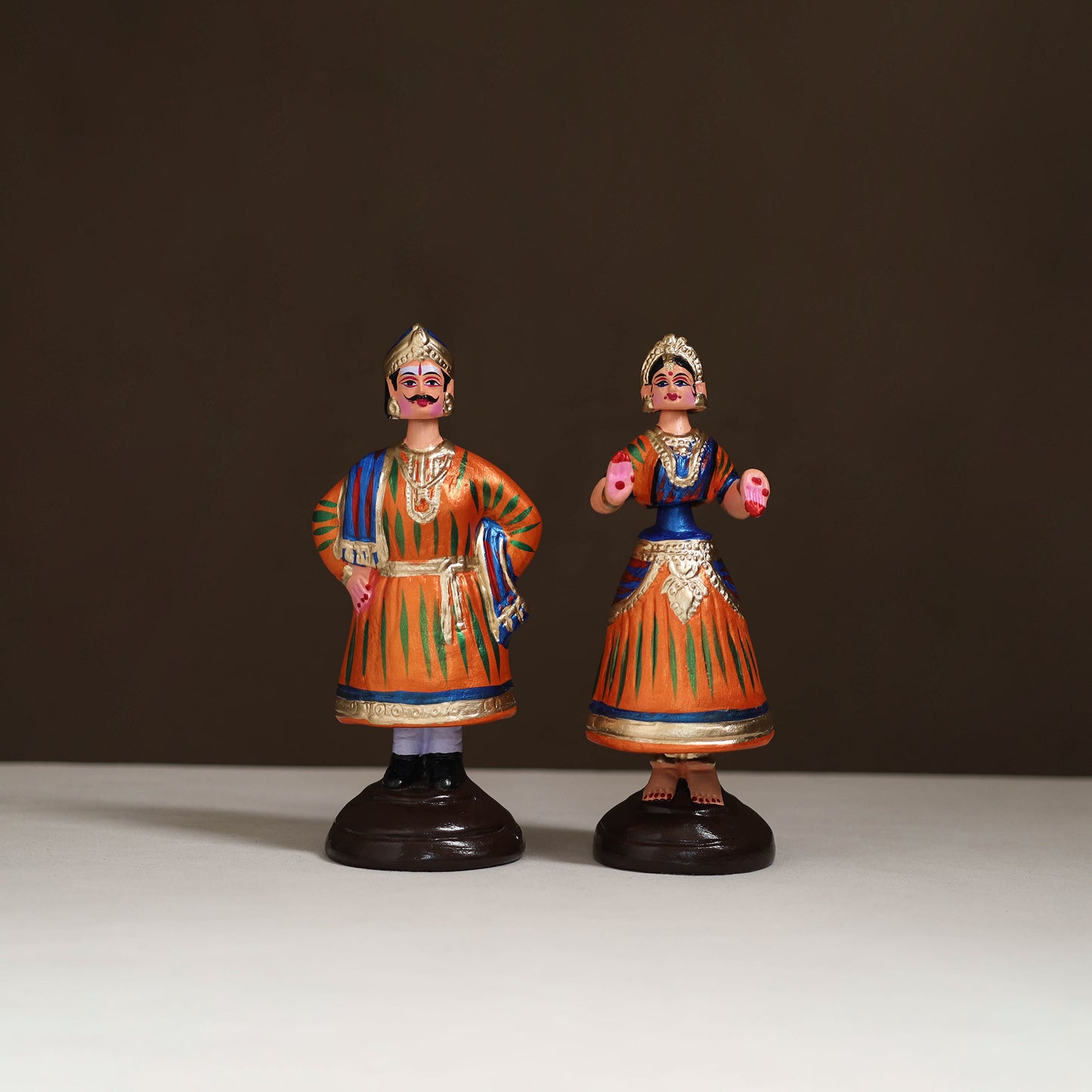 Thanjavur Thalaiyatti Bommai Handpainted Bobble Head Raja Rani Dancing Doll 12