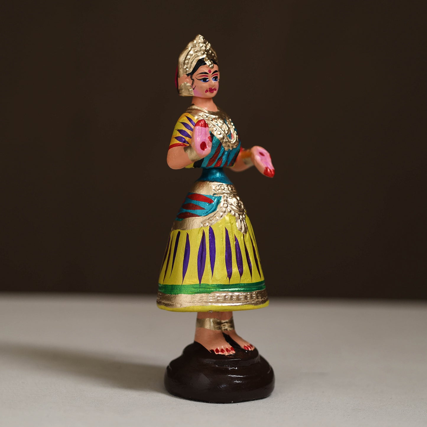 Thanjavur Thalaiyatti Bommai Handpainted Bobble Head Raja Rani Dancing Doll 11