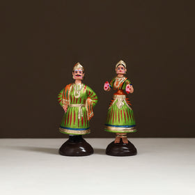 Thanjavur Thalaiyatti Bommai Handpainted Bobble Head Raja Rani Dancing Doll 15