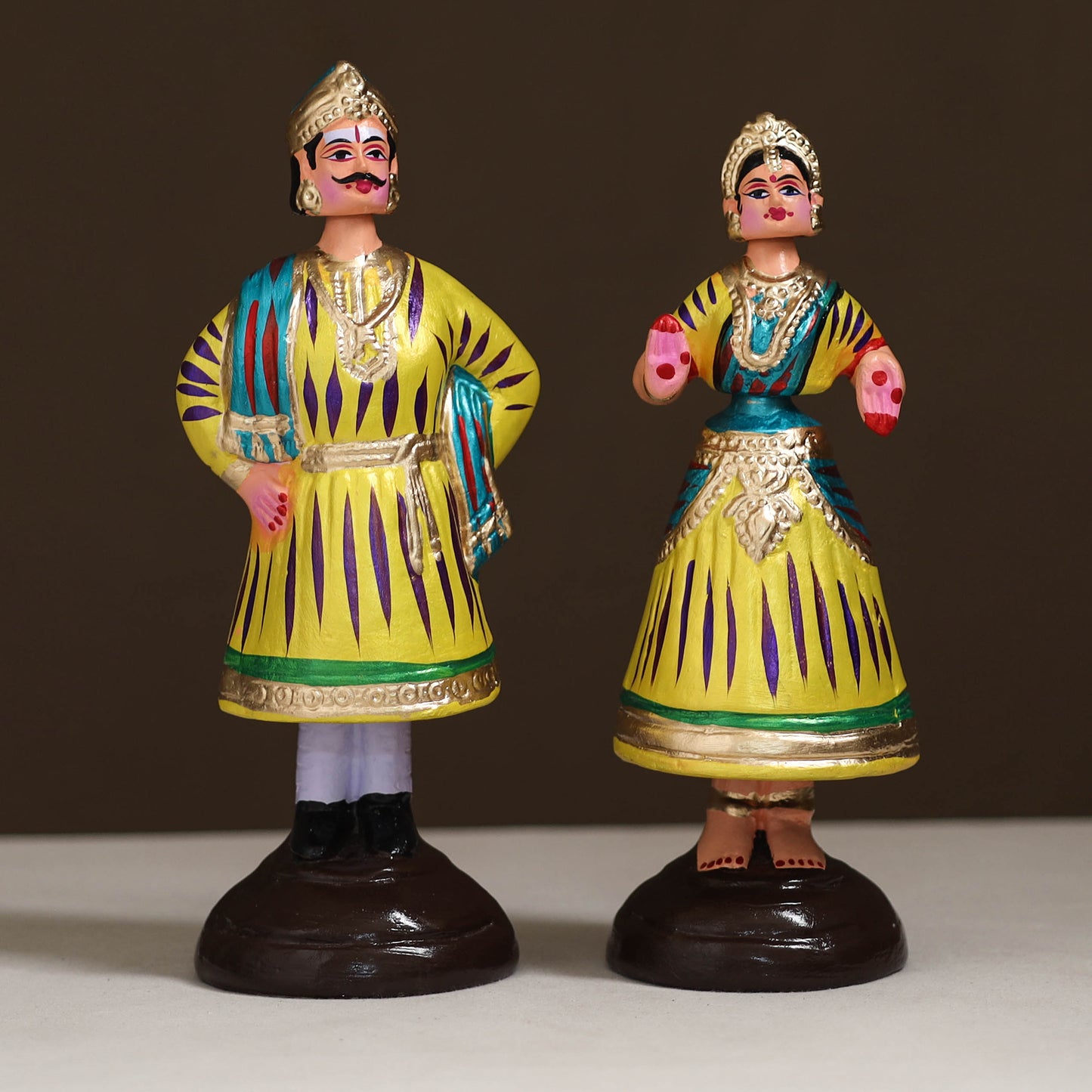 Thanjavur Thalaiyatti Bommai Handpainted Bobble Head Raja Rani Dancing Doll 17