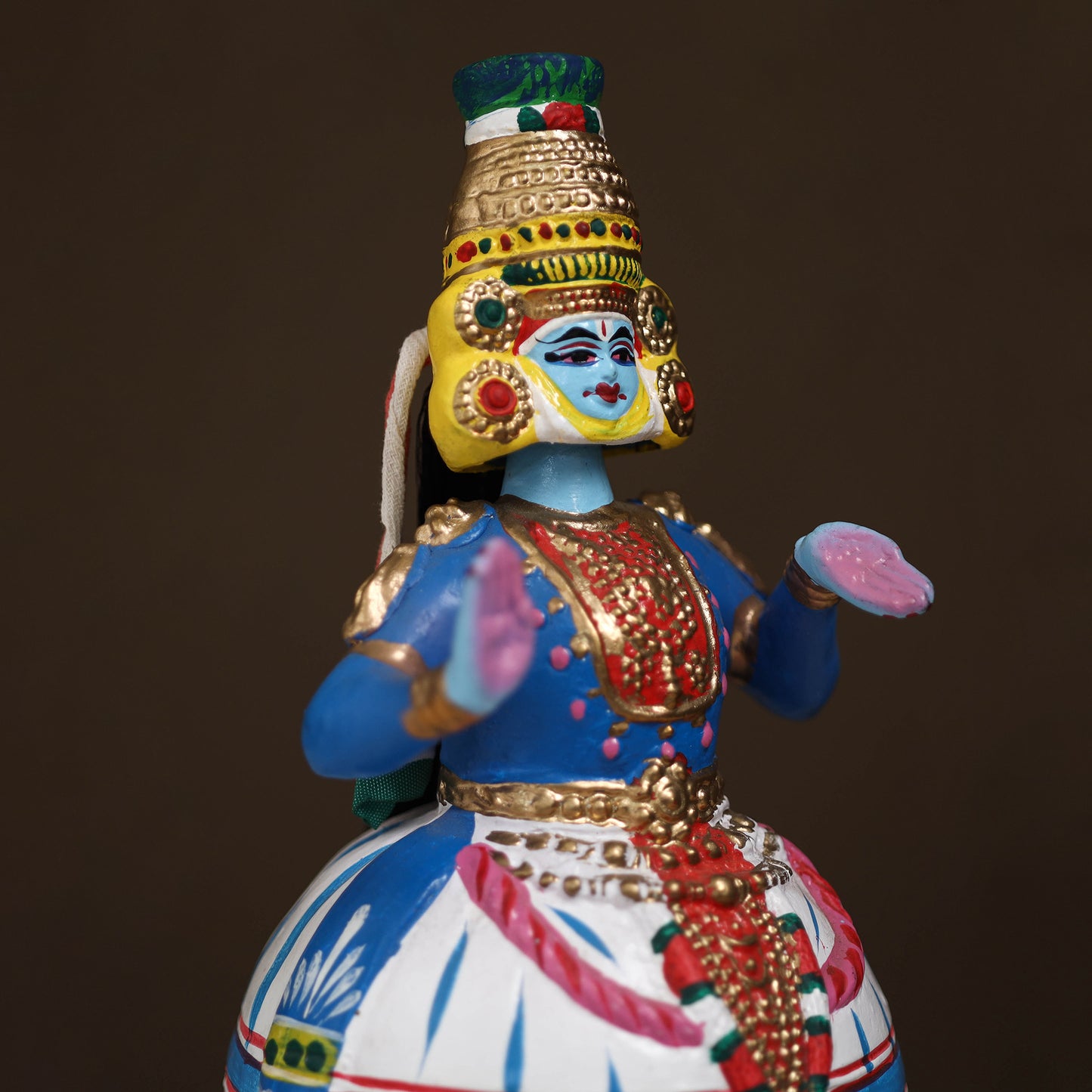 Thanjavur Thalaiyatti Bommai Handpainted Bobble Head Kathakali Dancing Doll 09