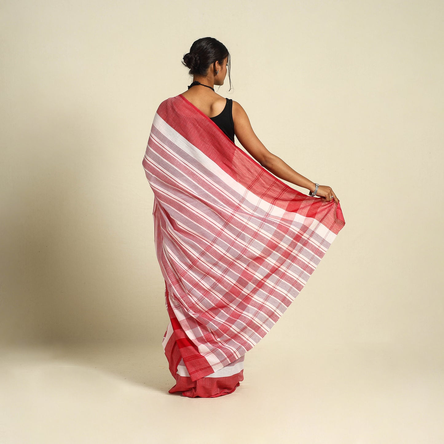 White - handloom cotton phulia jamdani saree 15