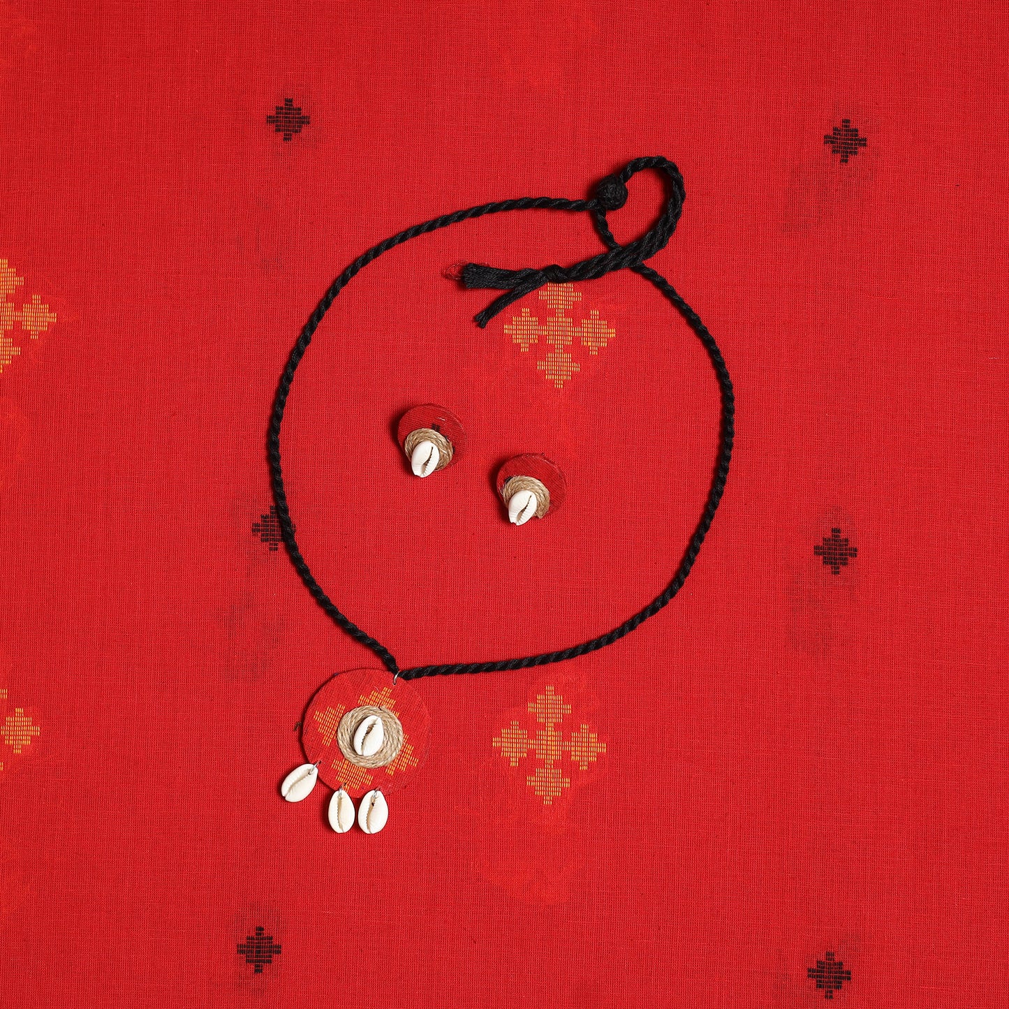 Black Bengali Tant Saree with Matching Jewellery & Blouse