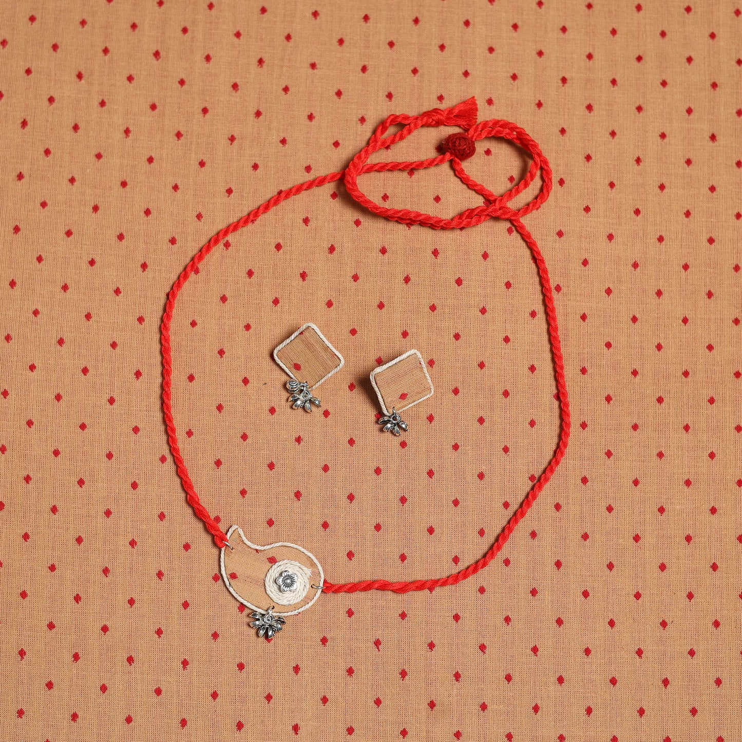 Black Bengali Tant Saree with Matching Jewellery & Blouse