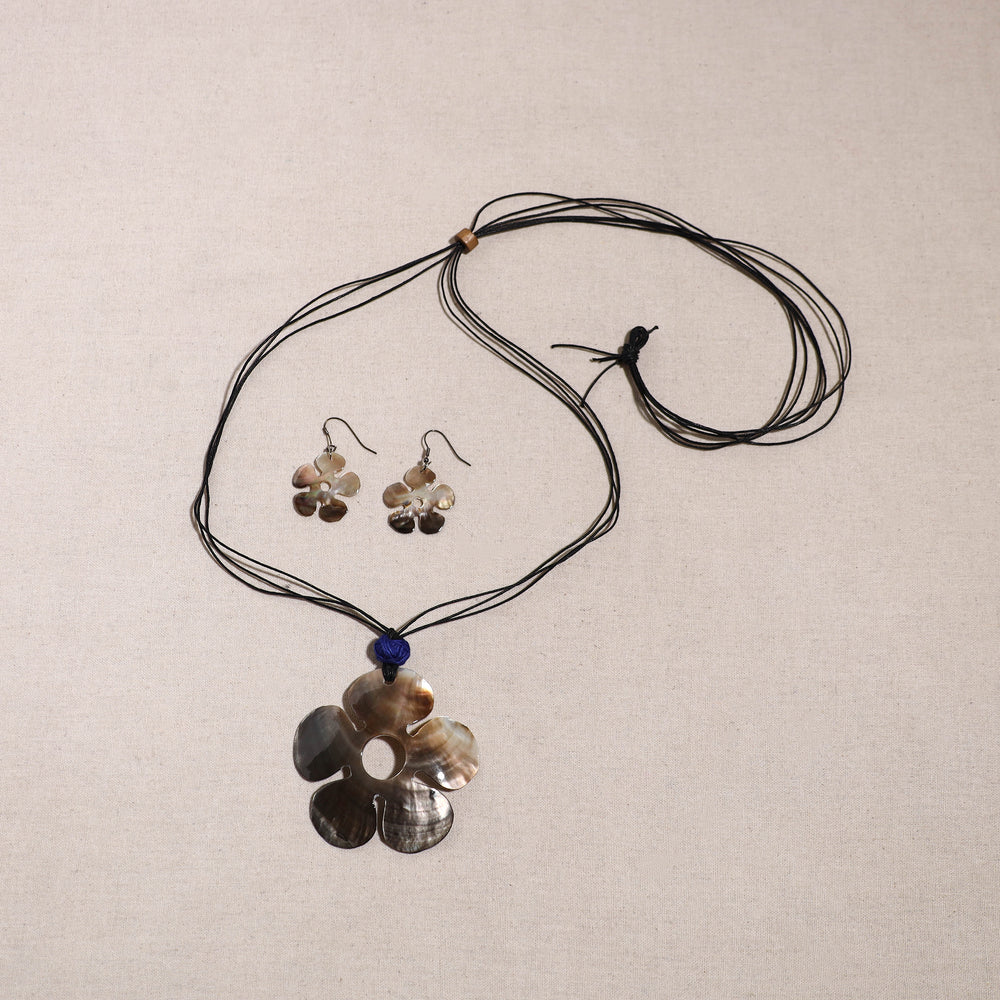 Handcrafted Seashell Necklace Set 02