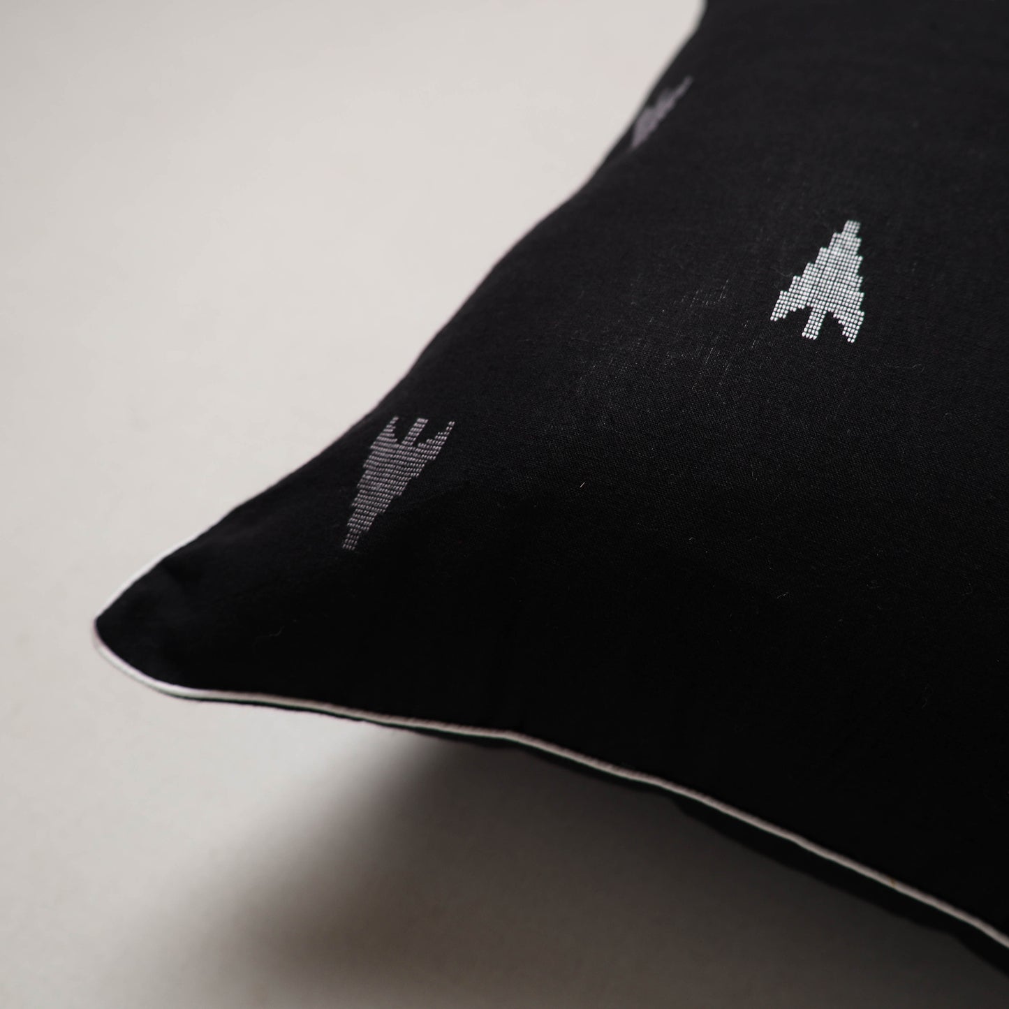 Jacquard Cushion Cover (16 x 16 in) 06
