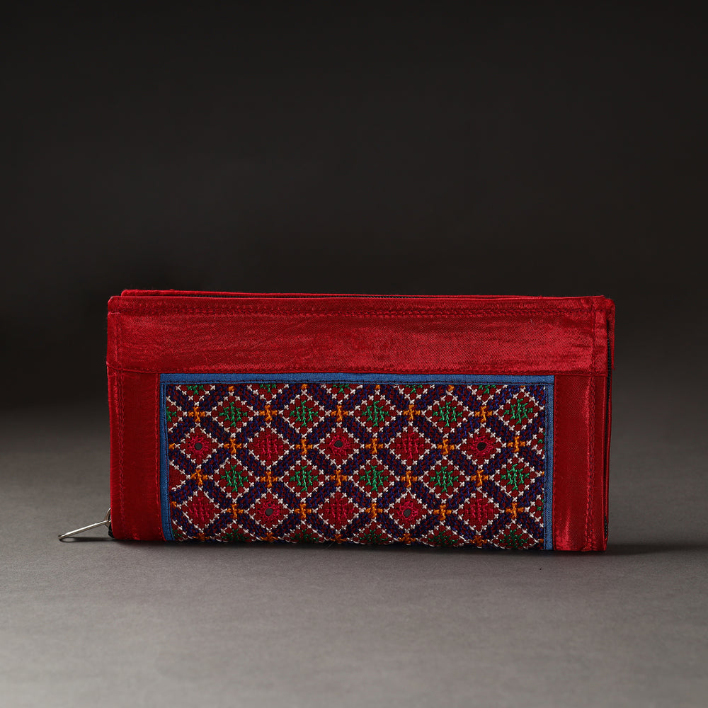 embroidery clutch 