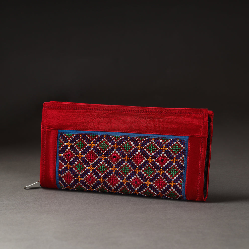 embroidery clutch 