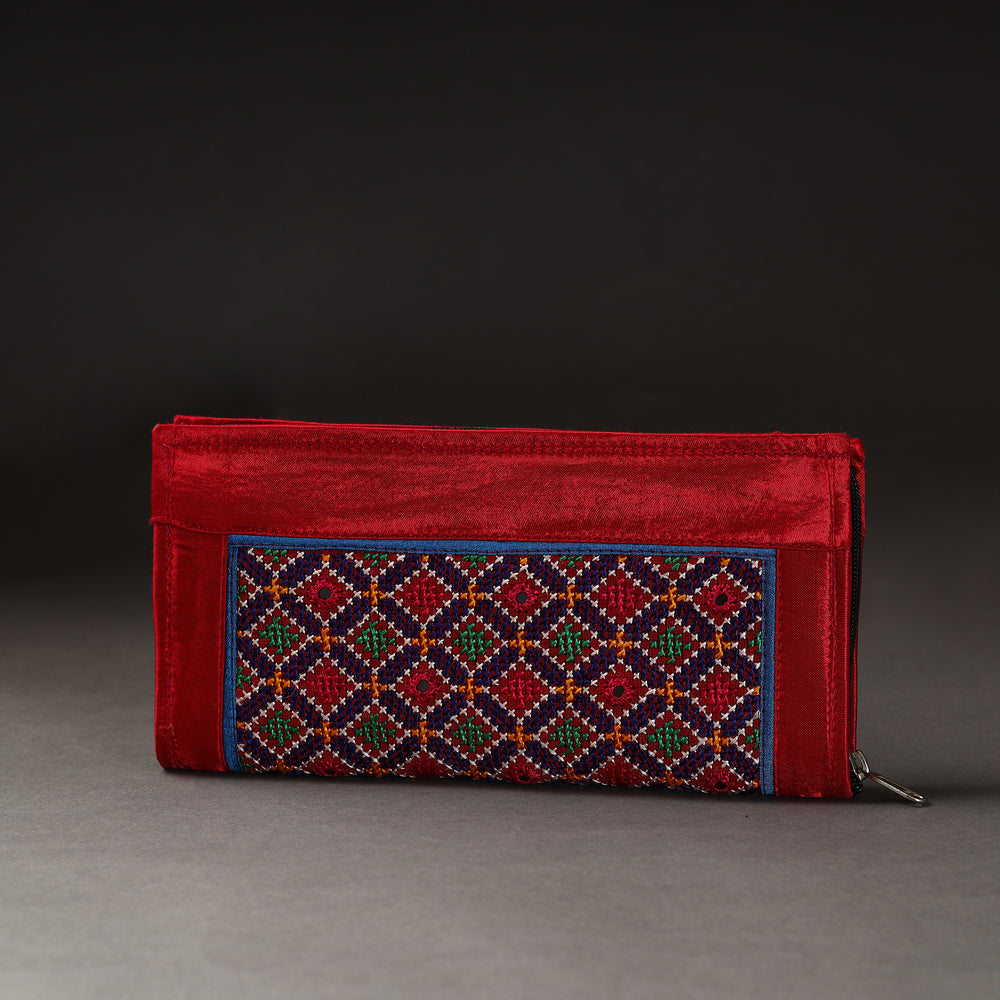 embroidery clutch 