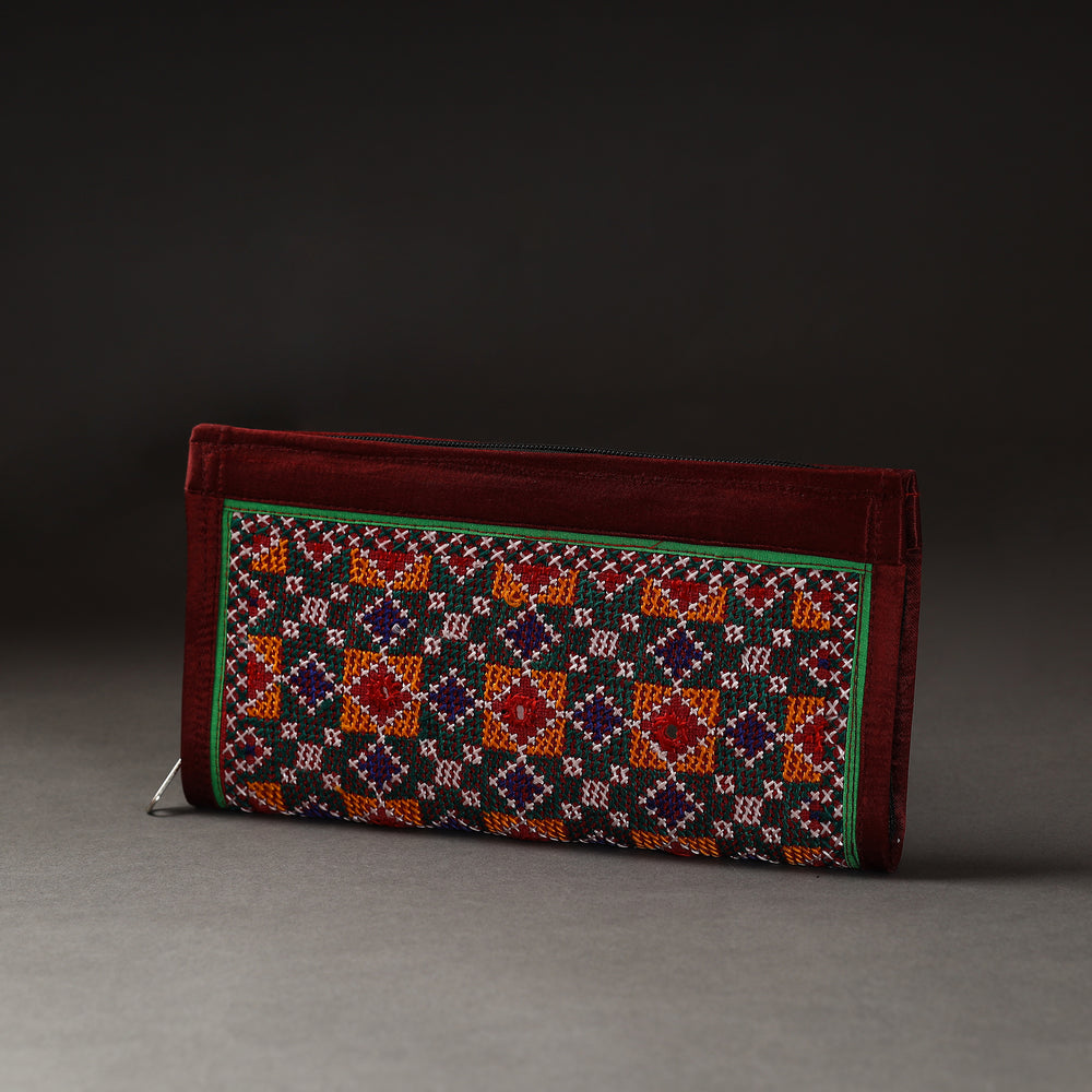 embroidery clutch 