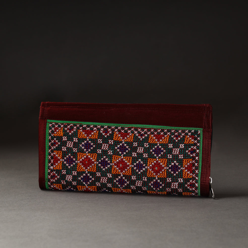 embroidery clutch 