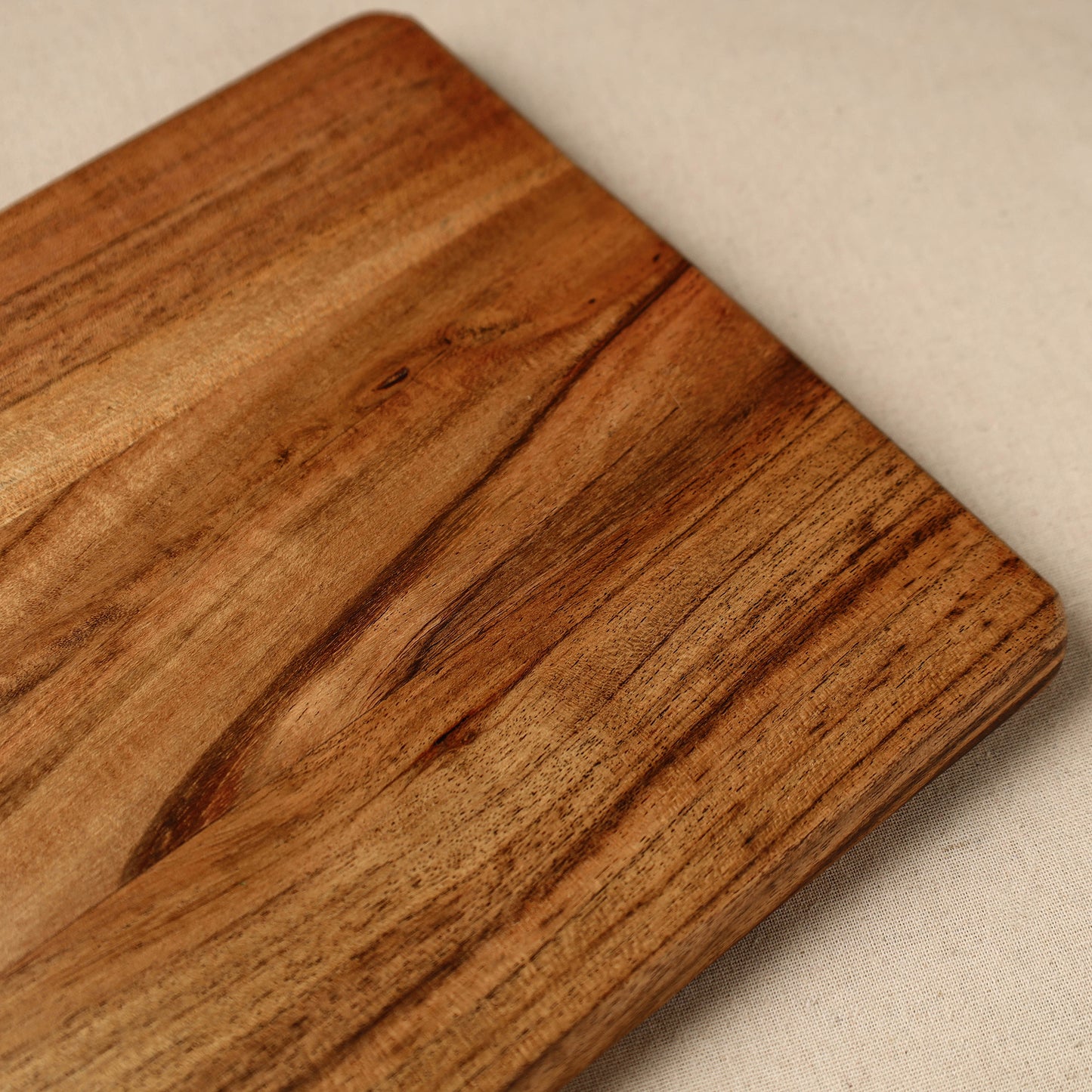 Handcrafted Acacia Wooden Chopping Board 01