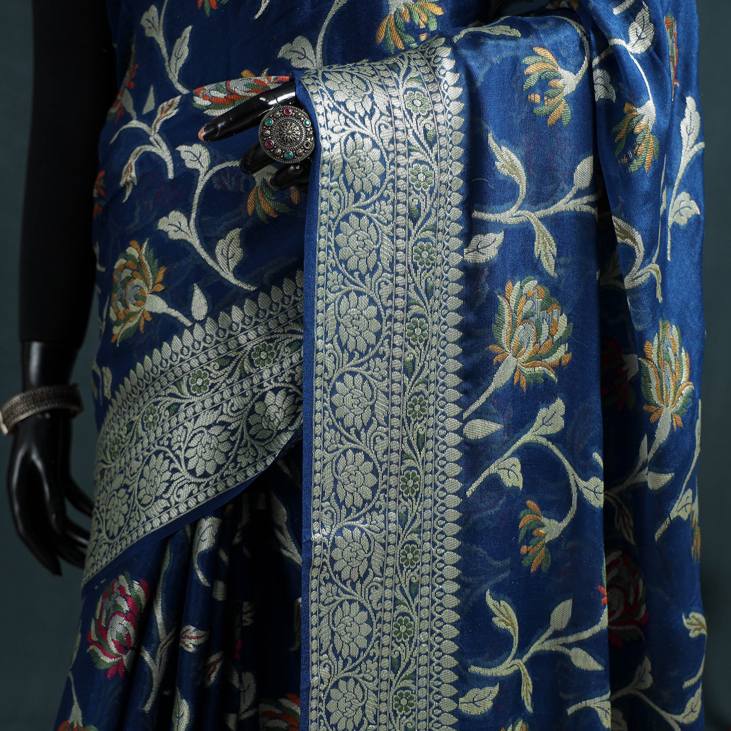 Banarasi Pure Handwoven Georgette Meena Buti Zari Jaal Work Saree 08