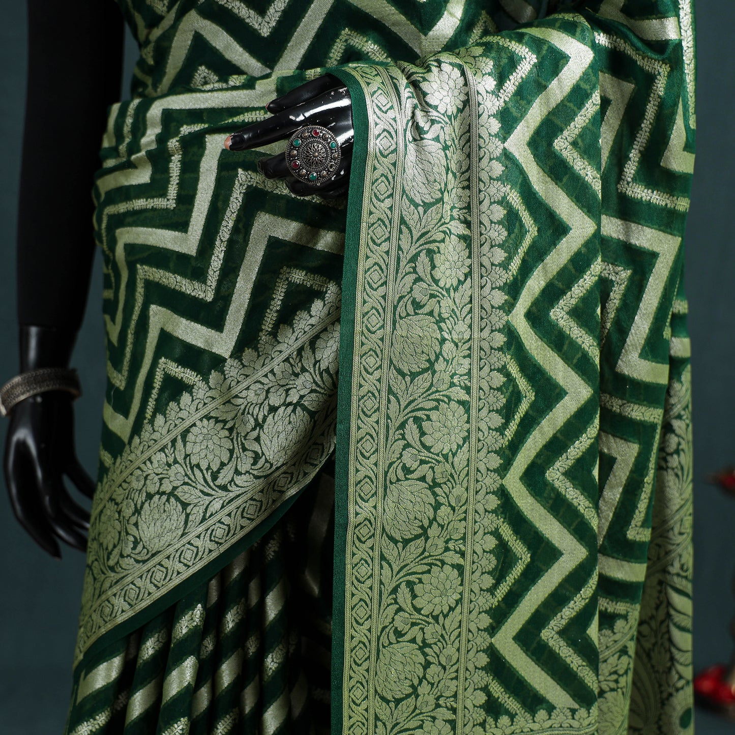 Banarasi Pure Handwoven Georgette Meena Buti Zari Jaal Work Saree 09