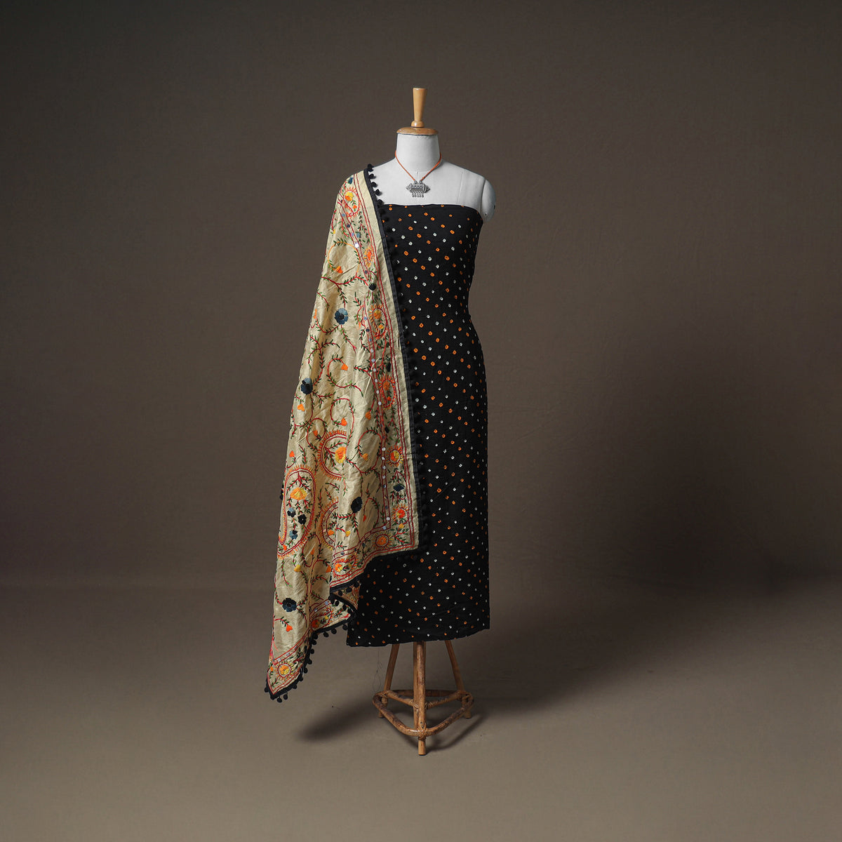 Bandhani Cotton Unstitched Dress Material: Kurta & Dupatta with Jewellery 01
