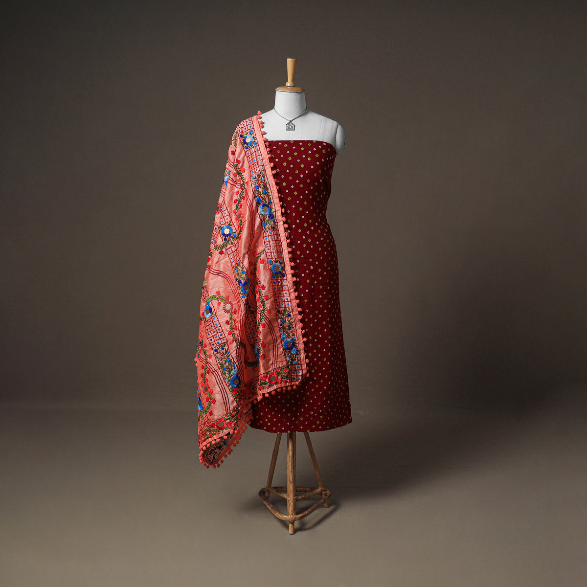 Bandhani Cotton Unstitched Dress Material: Kurta & Dupatta with Jewellery 04