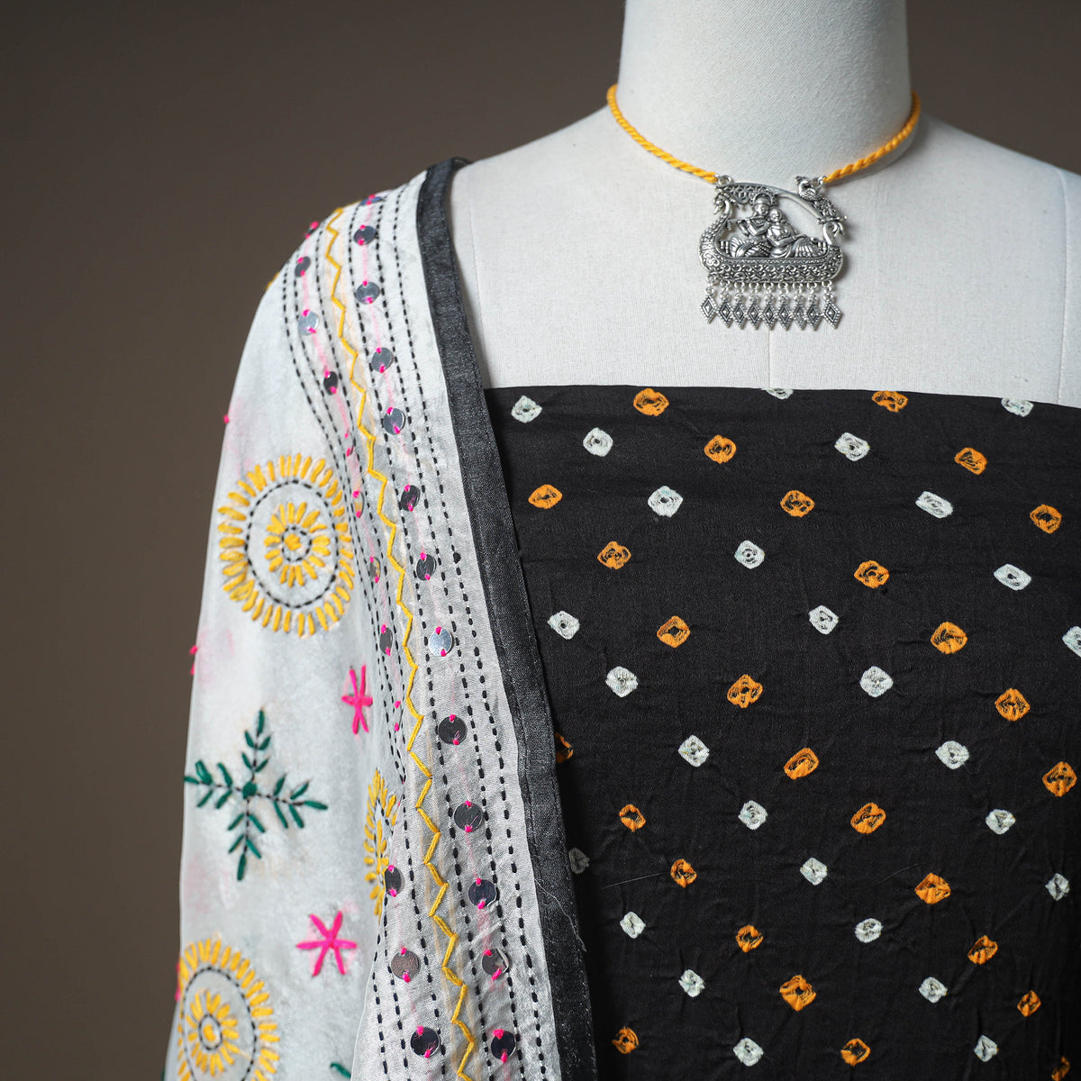 Bandhani Cotton Unstitched Dress Material: Kurta & Dupatta with Jewellery 06
