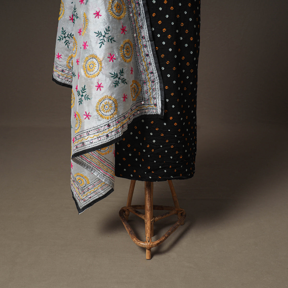 Bandhani Cotton Unstitched Dress Material: Kurta & Dupatta with Jewellery 06