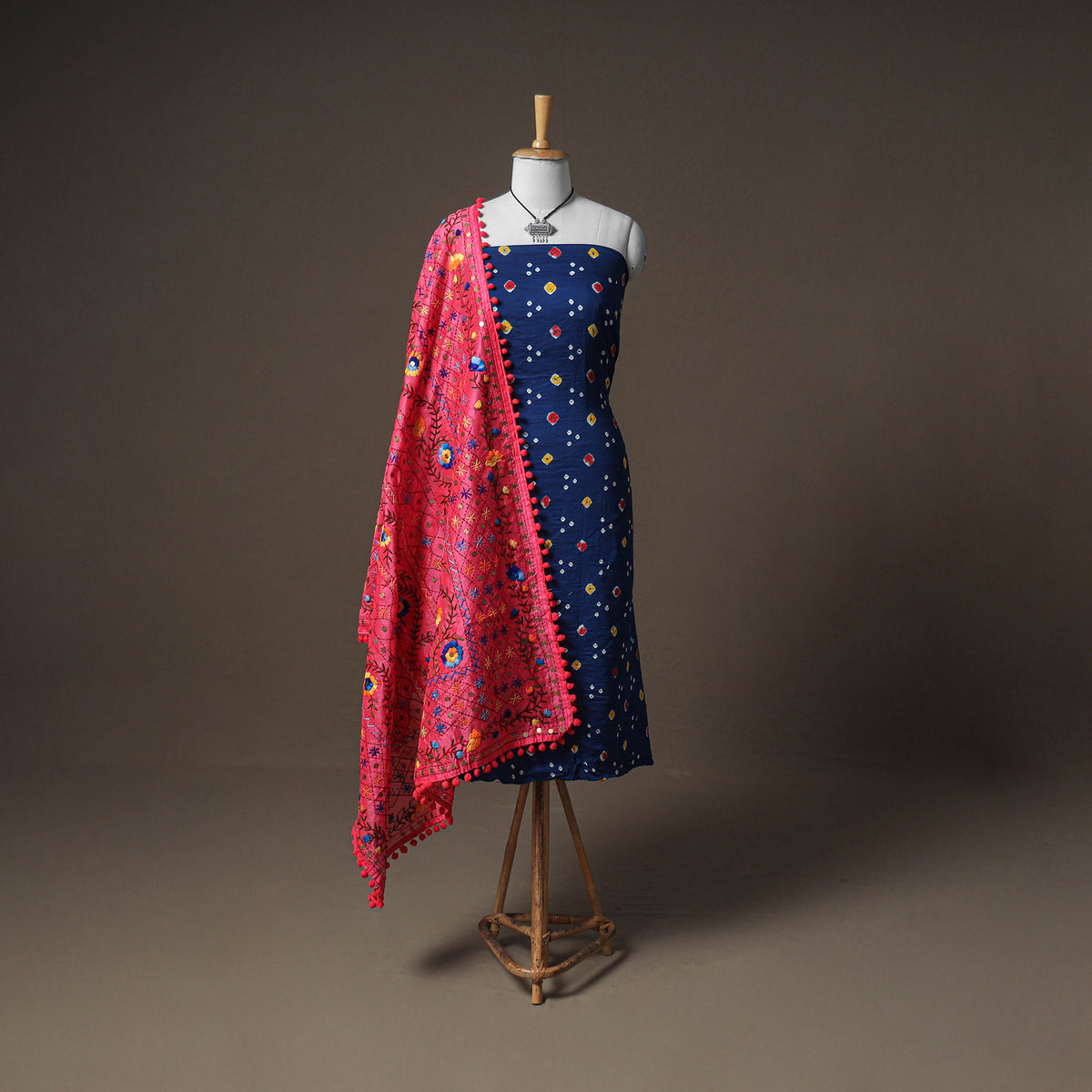 Bandhani Cotton Unstitched Dress Material: Kurta & Dupatta with Jewellery 07