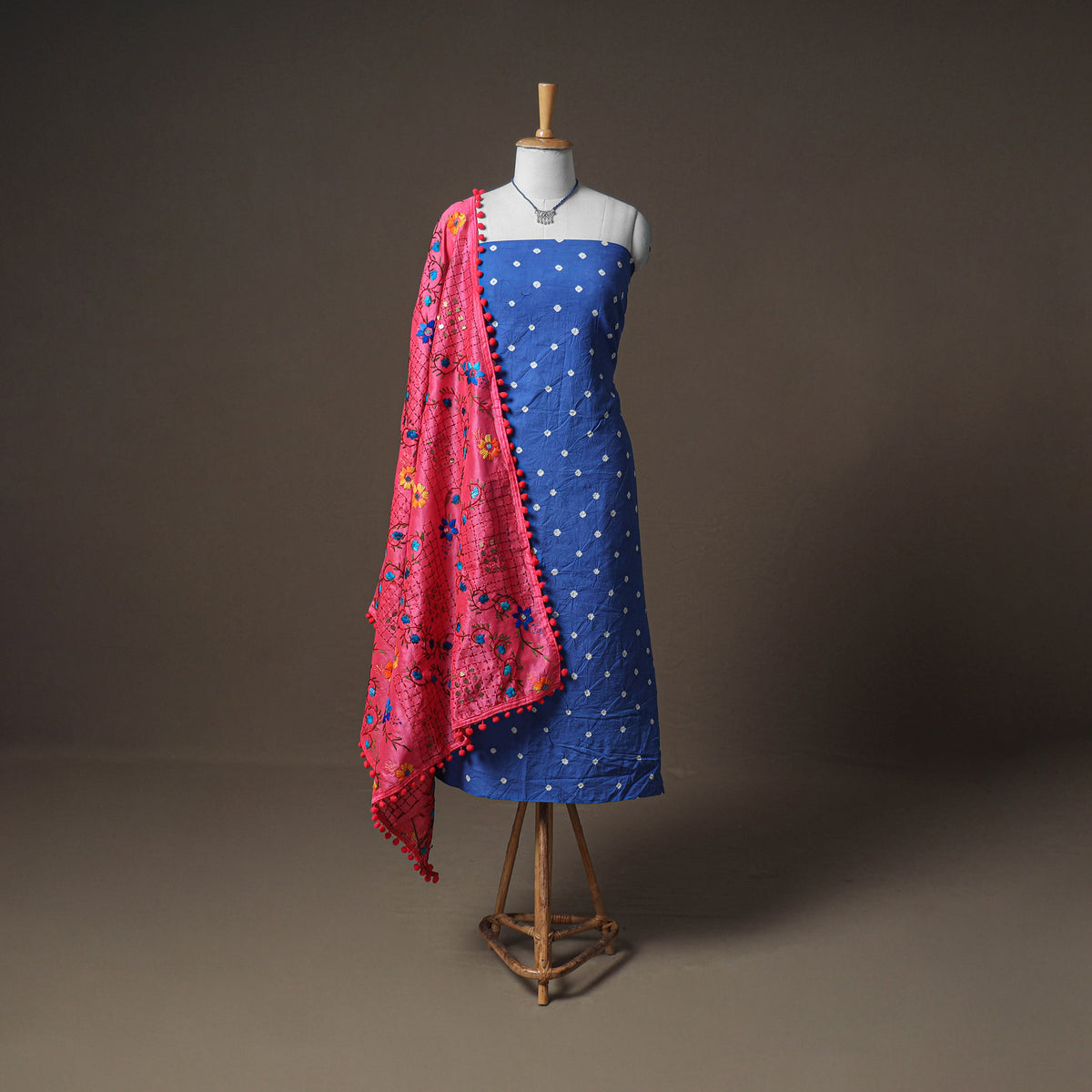 Bandhani Cotton Unstitched Dress Material: Kurta & Dupatta with Jewellery 08